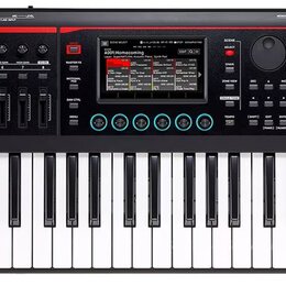 Černý digitální syntezátor s klaviaturou. Na levé straně je bílé logo Roland a pod ním bílý nápis FANTOM 07. Přístroj obsahuje displej, zahlreiche po…