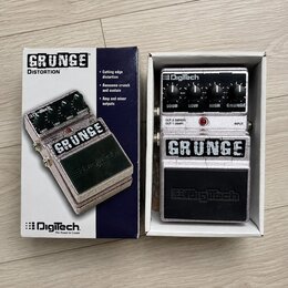 Fotografie zobrazuje efekt pedál v originální krabici. Na pedálu i na krabici je výrazný nápis GRUNGE a logo DigiTech. Zařízení má stříbrný kovový po…