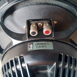 Černý reproduktor s kovovým rámem a magnetem s chladicími žebry. Na štiřáčku je uveden nápis 18, logo Eminence Professional Sound a označení 12ND830…