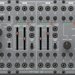 Fotografie zobrazuje tři moduly syntetizátoru v šedé barvě. Na spodní hraně jsou zleva doprava nápisy behringer tt2, behringer t21 a behringer t30. M…