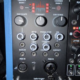 Černý modul s nápisem VOCODER VC16 a logem behringer v dolní části. Zařízení obsahuje tři velké černé otočné ovladače s popisky CAR SHAPE, FORMANT a…
