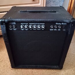 Černý basový kombozesilovač s texturovaným povrchem a černou ochrannou síťkou. Na horním ovládacím panelu jsou nápisy HB-40B BASS AMPLIFIER a Harley…