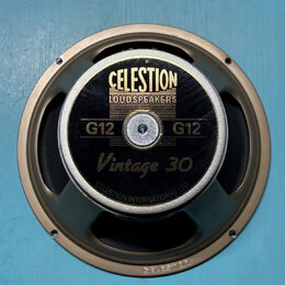 Fotografie znázorňuje reproduktor s hnědým kovovým rámem. Na černém středovém krytu jsou zlaté nápisy CELESTION LOUDSPEAKERS, G12, Vintage 30 a CELES…