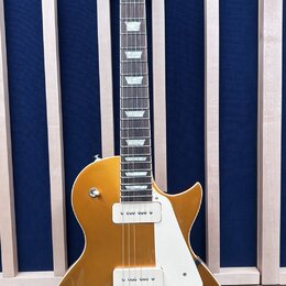 Zlatá elektrická kytara s tmelejším hmatníkem a bílým pickguardem. Na hlavě je bílé logo FGN a nápis Les Custom. Nástroj má dva humbuckery s bílými k…