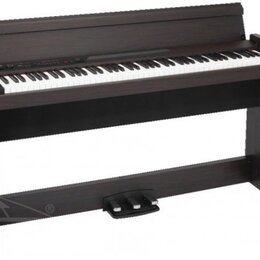 Digitální piano v tmavě hnědém dřevěném provedení s integrovaným stojanem a pedály. Nástroj má bílé a černé klávesy a nad nimi se nachází ovládací pa…