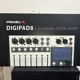 Fotografie znázorňuje krabici s digitálním mixážním pultem. Na krabici je nápis PROEL DIGIPAD8 | 8-CHANNEL DIGITAL MIXER. Zobrazený přístroj je bílý…