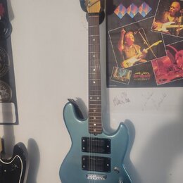 Modře lakovaná elektrická kytara s tmevým hnedým hmatníkem. Na hlavě je svisle napsaný nápis prozone I. Kytara má dva humbuckery, jeden jednosmykový…