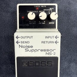 Bílý efekt pedál s černým ovládacím panelem a černým gumovým spínacím tlačítkem. Na spodní části je nápis Noise Suppressor NS-2 a logo BOSS. Horní pa…