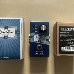 Na fotografii je modrý kytarový looper JamMan EXPRESS XT značky Digitech, jeho originální krabice a napájecí adaptér v kartonové krabičce. Na pedálu…