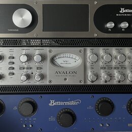 Fotografie zachycuje tři rackové studiové procesory umístěné nad sebou. Horní zařízení je šedý kompresor s nápisem Bettermaker MASTERING COMPRESSOR,…