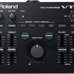 Černý hlasový procesor s nápisy Roland, VOICE TRANSFORMER a VT-4. Zařízení obsahuje čtyři posuvníky s popisky PITCH, FORMANT, BALANCE a REVERB, centr…