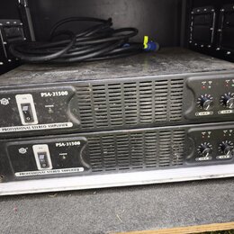 Dva černé rackové zesilovače s nápisem PSA-31500 a PROFESSIONAL STEREO AMPLIFIER. Každý jednotka má napájecí vypínač, dva ovratové knoflíky s označen…