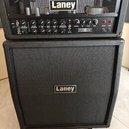Černý kytarový kombozesilovač složený z hlavy a boxu. Na horním panelu hlavy je logo Laney a nápis IRONHEART, dále jsou zde ovládací prvky s popisky…