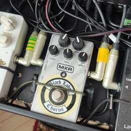 Stříbrný efekt pedál značky MXR. Na spodní části je kulatý štítek s nápisy Black Label a Chorus. Pedál má pět ovládacích knoflíků s popisky LEVEL, RA…