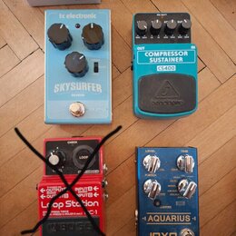 Fotografie zobrazuje čtyři efektové pedály v různých barvách. V horní řadě je světle modrý pedal s nápisy tc electronic a SKYSURFER REVERB a tyrkysov…