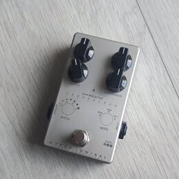 Stříbrný efekt pedál s čtyřmi černými oválnými knoflíky. Na spodní části je nápis HYPER LUMINAL a pod ním menším písmem HYBRID COMPRESSOR. Na ovládac…