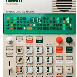 Bílo-béžový sampler s nápisy RIDDIM, SUPERTONE a ORIGINAL LAYERING MACHINE. Zařízení má zelený displej s různými symboly a číslicemi, mluvici v pravé…