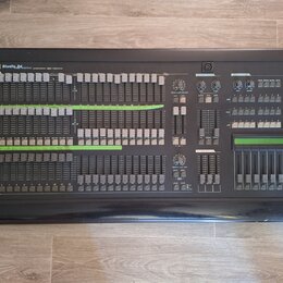 Černý svátkový kontrolér s nápisem SGM Studio 24 professional light controller. Zařízení obsahuje velké množství posuvníků, tlačítek a několik otočný…