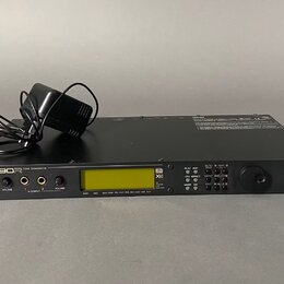 Černý rackový tónový generátor s nápisy YAMAHA a MU90 PRO TONE GENERATOR. Na předním panelu je umístěn LCD displej, několik ovládacích tlačítek, dva…