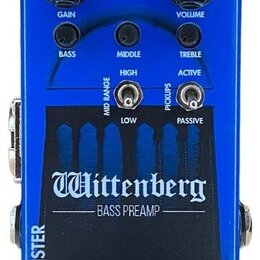 Modrý efekt pedál s nápisy Wittenberg a BASS PREAMP. Na horní části jsou dva černé otočné knoflíky s popisky GAIN a VOLUME, tři přepínače BASS, MIDDL…