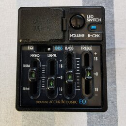 Černý plastový předzesilovač s ovládacími prvky. Na panelu jsou nápisy LED SWITCH, VOLUME, B-CHK a posuvníky s označením EQ, PASS, BASS, TREBLE, FREQ…