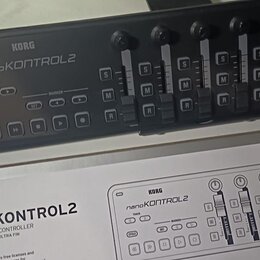 Černý USB kontrolér s nápisy KORG a nanoKONTROL2. Zařízení obsahuje osm posuvníků s označením S, M, R a několik ovládacích tlačítek. Vedle kontroléru…