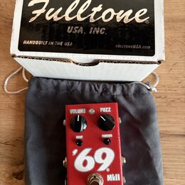 Červený efekt pedál s nápisy VOLUME, FUZZ a CONTOUR. Na přední straně je velký bílý nápis '69 a menší označení MkII, v dolní části logo Fulltone® a t…
