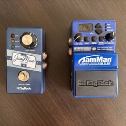 Dvě modré efektové pedály značky DigiTech. Levý pedal má nápisy JamMan EXPRESS XT, LOOP LEVEL a TRUE BYPASS, je vybaven třemi kontrolkami (REC, DUB,…
