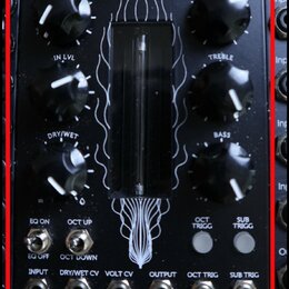 Černý modul s nápisem PLASMA DRIVE HIGH VOLTAGE DISTORTION UNIT. Obsahuje šest otočných ovladačů s popisky TAGE CV, VOLTA, IN LVL, TREBLE, DRY/WET a…