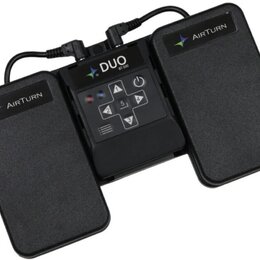 Černý bezdrátový pedál AIRTURN DUO BT-500 se skládá ze středové jednotky a dvou bočních pedálů. Na středovém panelu je nápis DUO BT-500, tlačítko nap…