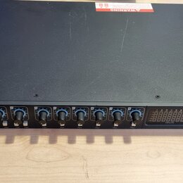 Černý rackový zvukový interface s logem Focusrite. Přední panel obsahuje osm kanálů s potenciometry a přepínači, sekci s nápisem INPUTS (označené čís…