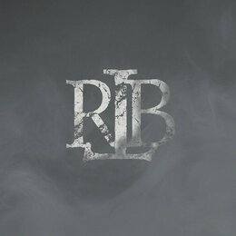 Fotografie zobrazuje šedý podklad s texturou připomínající kouř nebo mlhu. Uprostřed je umístěno bílé logo tvořené překryvnými písmeny „RIB“. Písmo m…