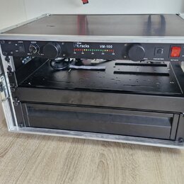 Černý rackový kondenzační rozvodč s nápisy the t.racks a VM-100, umístěný v hliníkovém transportním kufru. Přední panel obsahuje regulační knoflíky,…