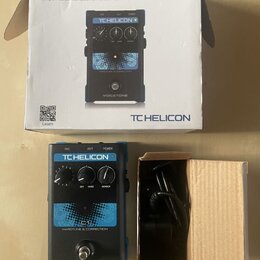 Fotografie zobrazuje efekt pedál VoiceTone C1 značky TC HELICON v původním kartonu s přibaleným napájecím adaptérem. Na zařízení je vidět nápis TC HE…