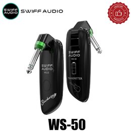 Dvě černé bezdrátové vysílače s kovovými konektory a zeleným prstencem. Na obou je bílý nápis SWIFF AUDIO a model WS-50, levý kus má navíc v dolní čá…