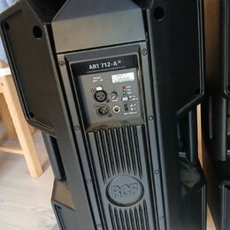 Černý aktivní reproduktor z plastového materiálu. Na zadním panelu je nápis ART 712-A DX a logo RCF. Panel obsahuje konektory XLR a jack, ovladač VOL…