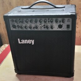 Černý akustický kombozesilovač s logem Laney na přední mřížce. Na ovládacím panelu je vpravo nápis A1 ACOUSTIC AMPLIFIER. Panel obsahuje řadu potenci…