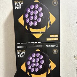 Dvě krabice s nápisy beamZ, BCC165 FLAT PAR a 6-IN-1 LED. Na obalech je zobrazen černý plochý LED par s 14 diodami a nápis 14x 6W. V pravém horním ro…