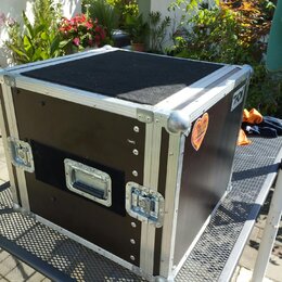 Černý transportní flightcase s hliníkovými hranami a kovovými rohy. Na přední straně jsou dvě zapuštěné zámkové closure a jedna madla pro přenášení.…