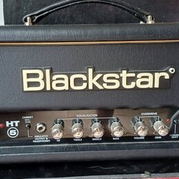 Černý kytarový kombozesilovač s logem Blackstar na předním panelu. Na ovládacím panelu je nápis HT 5 a sekce s popisky POWER, STANDBY, CABINET, EMULA…