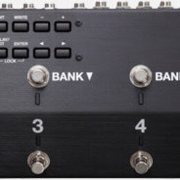 Černý efektový spínač s nápisy BOSS EFFECTS SWITCHING SYSTEM ES-8. Zařízení má digitální displej, kde je zobrazen text 00.1 Switching System j=120 a…