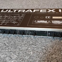 Černý rackový procesor s nápisem ULTRAFEX II a THE MULTIBAND SOUND ENHANCEMENT PROCESSOR MODEL EX 3100. Na horním krytu je schéma zapojení, značka CE…