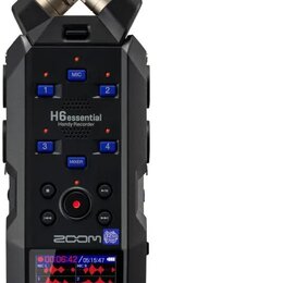 Černý digitální záznamník s nápisy H6essential a Handy Recorder. Na zařízení je viditelné logo zoom a modrý štítek s textem 32-bit Float. Přístroj má…