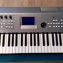 Stříbrný digitální klavír s bílými a černými klávesami. Na horní části je vlevo logo YAMAHA s doprovodným symbolem, vpravo nápis MM6 a vlevo nad kláv…