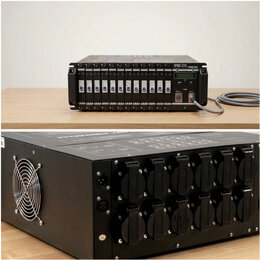 Černý rackový dimmer s nápisem DPMX-1216 DIMMER PACK. Přední panel obsahuje 12 žlutých přepínačů, kontrolky a konektory DMX IN a DMX OUT. Zadní stran…