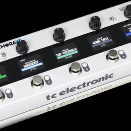 Bílý efektový pedál s nápisem tc electronic a označením PLETHORAXT. Zařízení obsahuje pět digitálních displejů s názvy efektů: CHORUS, HARMONY, TAP T…