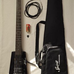 Černá bezhlavá elektrická basová kytara s hnedým hmatníkem. Na těle je bílý nápis Spirit BY STEINBERGER. Součástí je černý polstrovaný obal s bílým n…
