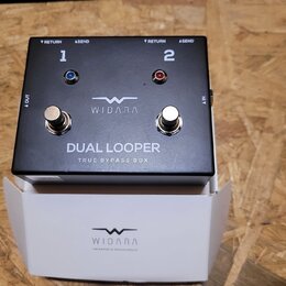 Černý efekt pedál s nápisy WIDARA, DUAL LOOPER a TRUE BYPASS BOX. Na horní straně jsou dvě zdařile rozdělená pole označená čísly 1 a 2, každé s konek…