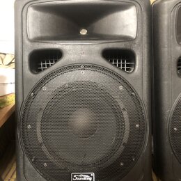 Černý plastový aktivní nebo pasivní reproduktor s integrovaným rohnicem v horní části. Na spodní části přední mřížky je umístěno logo s nápisem Sound…