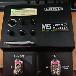 Černý efekt pedál s nápisy LINE 6 a M5 STOMPBOX MODELER. Pod názvem modelu jsou uvedeny kategorie DELAY | MOD | DISTORTION | FILTER | VERB. Displej z…